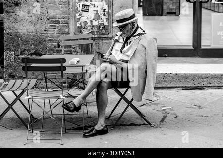 Un homme siennois bien habillé se tenant devant Un café dans la ville de Sienne pendant les quatre jours du Palio, Sienne, Toscane, Italie. Banque D'Images