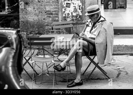 Un homme siennois bien habillé se tenant devant Un café dans la ville de Sienne pendant les quatre jours du Palio, Sienne, Toscane, Italie. Banque D'Images