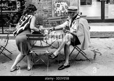 Un homme siennois bien habillé étant servi des boissons à l'extérieur D'Un café dans la ville de Sienne pendant les quatre jours du Palio, Sienne, Toscane, Italie. Banque D'Images