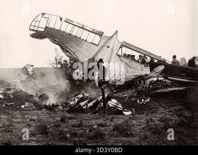 Le KLM Flamingo, un Douglas DC-2, s'est écrasé peu après son départ de Brages, en Belgique, un après-midi en 1937. L'avion a explosé en l'air, et la cause reste indéterminée. Parmi les victimes figuraient des membres de l'équipage de KLM et un représentant de la Fédération internationale des ouvriers du transport. Banque D'Images