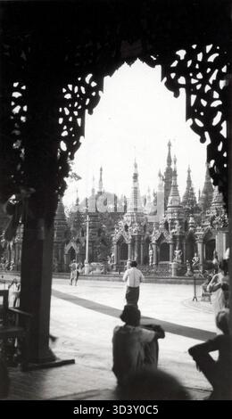 Cette photo montre une pagode à Rangoon (aujourd'hui Yangon), au Myanmar, prise lors d'un vol de KLM vers les Indes orientales néerlandaises en octobre 1924. L'avion utilisé était un Fokker VII Banque D'Images