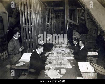 Cette image de décembre 1916 capture l'effervescence du bureau de poste d'Amsterdam autour du nouvel an, où les lettres sont triées pour livraison le 1er janvier. Banque D'Images