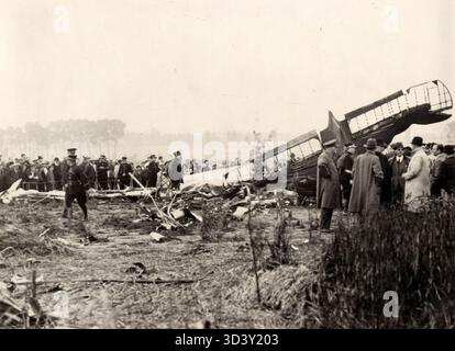 L'avion KLM Flamingo, un Douglas DC-2, s'est écrasé peu après le décollage près de Brages, au sud de Bruxelles, un après-midi en 1937. L'avion a explosé en l'air, et la cause reste inconnue. L'équipage et les passagers comprenaient des personnes clés de KLM et de la Fédération internationale des travailleurs du transport. Banque D'Images