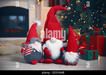 Joyeux Noël. Carte de vacances avec de mignons gnomes dans la chambre Banque D'Images