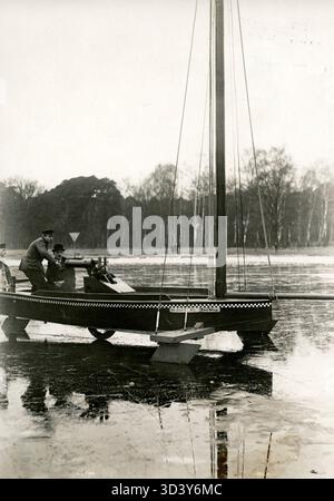 En 1928, un taxi-bateau est vu opérer sur la rivière Havel à Berlin, en Allemagne, offrant un mode de transport unique dans des conditions hivernales. Banque D'Images