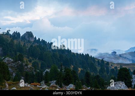 Nuages de cirrus et brouillard matinal dans les Dolomites en Italie. Banque D'Images