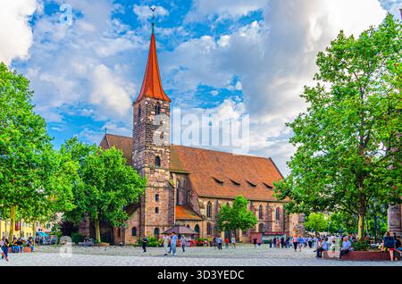 Nuremberg, Allemagne, 14 juillet 2024 : présence Jakob Lutheran Church on Jakob Square Jakobsplatz, les gens marchant dans la zone piétonne de la vieille ville de Nuremberg ce Banque D'Images