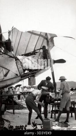 Le premier vol KLM vers les Indes orientales néerlandaises (Indonésie) en 1924 comprenait une escale à Sengora. Un mécanicien a travaillé sur l'avion tandis qu'un auvent solaire a été érigé pour protéger le Fokker VII de la chaleur tropicale. La photo montre le Fokker H-NACC sur le terrain à Sengora, en Indonésie. Banque D'Images