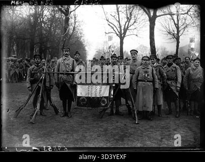 Cette photographie, prise le 17 décembre 1918, montre le drapeau du régiment de Marine Fusilier à Metz, en France, après la première Guerre mondiale. Elle marque la fin de la guerre et le retour des forces militaires françaises dans leur pays d'origine. Banque D'Images