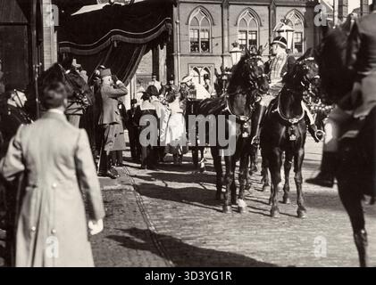 En 1923, le roi Gustave de Suède est arrivé au Palais du Dam à Amsterdam lors de sa visite officielle aux pays-Bas. Il a été photographié sortant de sa voiture. Amsterdam, pays-Bas, 1923. Banque D'Images