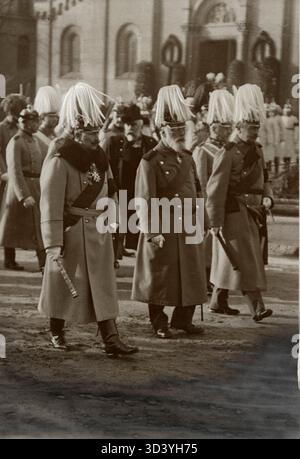 Le cortège funèbre suivant la mort du prince régent Luitpold de Bavière en décembre 1912. Le prince régent Louis se trouve entre l'empereur Guillaume II et le roi de Saxe. L'Allerheiligen Hofkirche est visible en arrière-plan. Banque D'Images