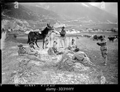 Le 31 août 1930, lors de manœuvres militaires en haute-Maurienne, des troupes alpines françaises (chasseurs alpins) sont aperçues en train de manger de la soupe, accompagnées de muletiers. La scène met en lumière le soutien logistique et la vie quotidienne des soldats lors des manœuvres dans les Alpes. Banque D'Images