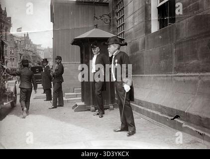 Mr. D. Rahusen, membre des États provinciaux de Hollande du Nord, photographié en 1911 devant le Palais Royal sur la place du Dam, Amsterdam. Banque D'Images