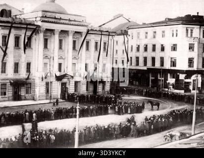 En 1925, un rassemblement public à Moscou a eu lieu pour les funérailles de Mikhaïl Frunze, commissaire du peuple pour l'armée et la marine. Frunze est mort dans des circonstances mystérieuses après une opération à l'estomac, qui aurait été ordonnée par Joseph Staline. Cet événement s'est produit pendant la Révolution russe, la guerre civile et les premiers jours de l'Union soviétique. Banque D'Images