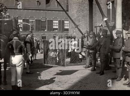 La reine Wilhelmine des pays-Bas est vue quitter le Ridderzaal après l'ouverture du Parlement néerlandais en 1919, marchant vers le Golden Coach, avec le prince Hendrik derrière elle. Banque D'Images