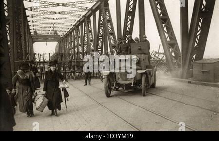 Deux femmes fuient par le pont du Rhin à Homburg en 1920, surveillées par des soldats, échappant à l'occupation française et belge de la région de la Ruhr pendant les soulèvements spartacistes. Banque D'Images