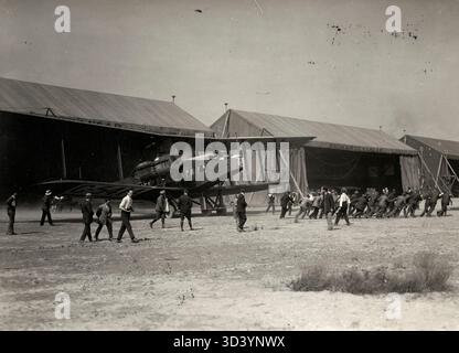 Le Handley page O/400 était un bombardier britannique utilisé pendant la première Guerre mondiale. En 1919, cet avion a été photographié en train d'être déplacé hors du Richard Hangar, présentant ses deux moteurs Rolls-Royce et sa taille massive comme le bombardier le plus lourd de son temps. Banque D'Images