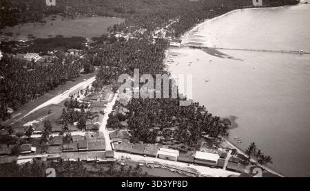 Cette photo aérienne montre le premier vol de KLM vers les Indes orientales néerlandaises (aujourd'hui l'Indonésie) en novembre 1924, à bord d'un Fokker VII. L'image capture Telok Betong, démontrant les débuts de l'aviation internationale. Banque D'Images