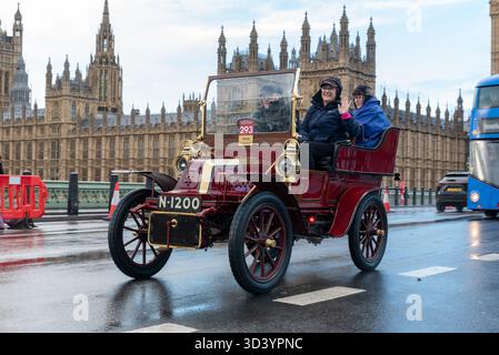 1904 voiture historique de Dion bouton prenant part à la course automobile vétéran de Londres à Brighton en 2025, conduisant à Westminster, Londres, Royaume-Uni Banque D'Images