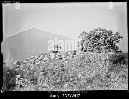 Officiers français observant depuis le col d’Aussois lors de manœuvres militaires le 1er septembre 1930, enregistrées par l’Agence Rol. Banque D'Images