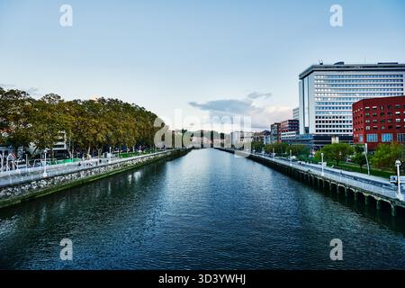 Rivière Nervion, Bilbao, Pais Vasco, Espagne, Europe Banque D'Images