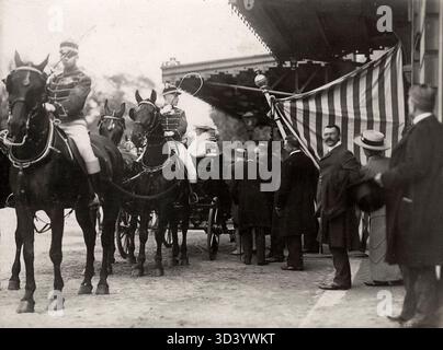 En 1912, la reine Wilhelmina et le prince Hendrik des pays-Bas sont vus dans une voiture ouverte quittant la gare de Leeuwarden pour une visite à l'exposition agricole et au marché du bétail. Banque D'Images