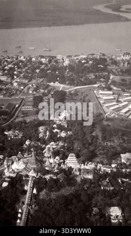 À l'automne 1924, le premier vol de KLM vers les Indes orientales néerlandaises (aujourd'hui l'Indonésie) utilisa un avion Fokker VII. La photographie montre la vue de la ville indienne de Moulmein, près de Rangoon (Birmanie) depuis le KLM Fokker H-NACC. Banque D'Images