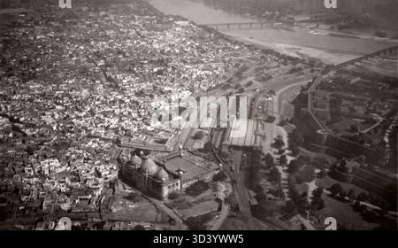 Le premier vol de KLM vers les Indes orientales néerlandaises à l'automne 1924 utilisa un avion Fokker VII. La photo montre la ville d'Agra, en Inde, prise du KLM Fokker H-NACC. Banque D'Images