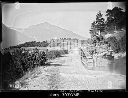 Le 1er septembre 1930, des chars sont positionnés sur la route de Loza en haute-Maurienne, dans le cadre de manœuvres militaires. La photo a été prise par Agence Rol. Banque D'Images