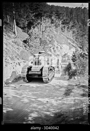 Chars Renault FT sur la route de Loza lors de manœuvres militaires en haute-Maurienne le 1er septembre 1930, photographiés par l'Agence Rol. Banque D'Images