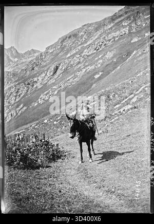 Le général Desgouttes arrive à dos de mule lors de manœuvres militaires en haute-Maurienne en septembre 1930, capturé par l'Agence Rol. Banque D'Images