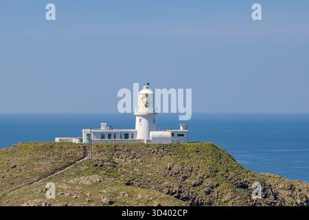Strumble Head, Pembrokeshire, Royaume-Uni. Le phare de Stumble Head sur l'île de Michael. Banque D'Images