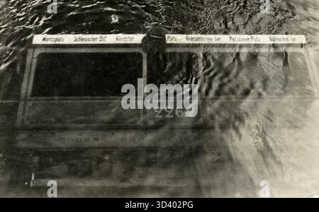 Un tramway de l'accident du Reichstagufer à Berlin, en 1915, est submergé sous l'eau à la suite d'un accident. Le conducteur, qui accélérait, a causé l'accident, causant des morts et des blessés. Banque D'Images