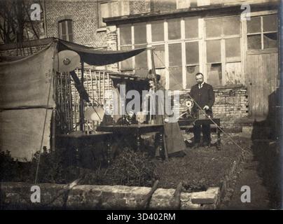 Une photo prise au camp central de Maastricht, aux pays-Bas, montrant le soleil juste avant l'éclipse totale du 17 avril 1912. L'écran de projection montre le soleil avant que l'éclipse ne se produise. Banque D'Images