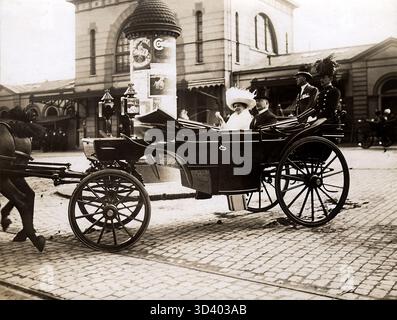 La reine Wilhelmina et le prince Hendrik des pays-Bas sont vus dans une voiture ouverte quittant la gare de Leeuwarden pour une visite à l'exposition agricole et au marché du bétail en 1912. Banque D'Images