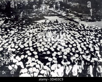 Après la première bataille navale de la seconde Guerre mondiale au large de Montevideo en 1939, le capitaine Langsdorff du cuirassé allemand Admiral Graf von Spee prononce un discours à son équipage, faisant allusion à son suicide imminent. Uruguay, Montevideo, 1939. Banque D'Images