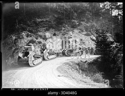 Le 1er septembre 1930, des chars militaires sont vus manœuvrer le long de la route de Loza en haute-Maurienne, lors d'exercices militaires. La photographie a été prise par l'Agence Rol. Banque D'Images
