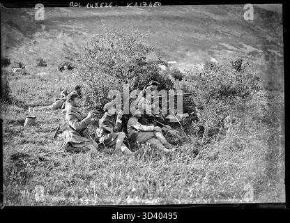 Le 3 septembre 1930, des mitrailleurs (mitrailleurs) sont vus en position lors de manœuvres militaires en France, dans le cadre d'exercices militaires tactiques de l'Agence Rol. Banque D'Images