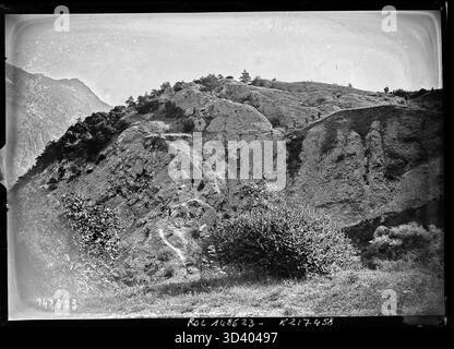 Le 3 septembre 1930, des chasseurs alpins (chasseurs alpins) attaquent Modane lors de manœuvres militaires. La photographie capture l'opération tactique pendant les exercices, prise par l'Agence Rol. Banque D'Images