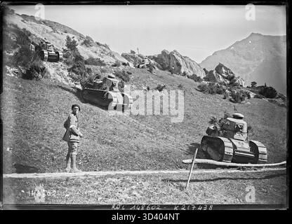 Le 1er septembre 1930, l'Agence Rol capture des chars en mouvement sur la route devant Aussois, en France, dans le cadre de manœuvres militaires. Banque D'Images
