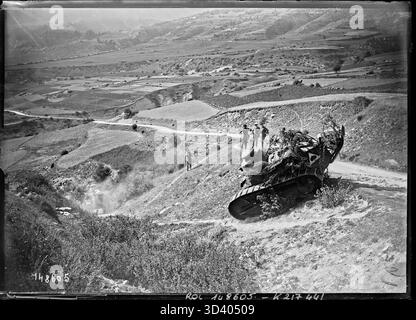 Une photographie de 1930 montrant des manœuvres militaires, avec des chars positionnés devant Aussois. La photo a été prise le 1er septembre 1930 par Agence Rol. Banque D'Images