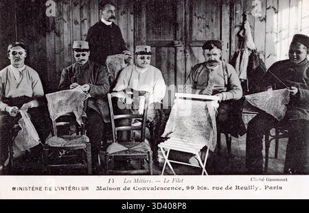 Carte postale d'une série représentant la première Guerre mondiale, montrant le travail pour les victimes aveugles de guerre fabriquant des filets. Paris, France, 1914-1918. Banque D'Images
