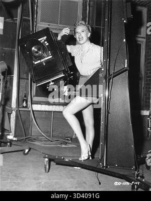 Photo franche de DEBORAH KERR dans la galerie du studio tout en posant pour publicité Stills pour FROM HERE TO ETERNITY 1953 réalisateur FRED ZINNEMANN roman JAMES JONES scénario DANIEL TARADASH Columbia Pictures Banque D'Images