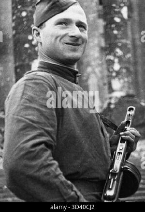 Le sergent Meliton Varlamovitch Kantaria, aux côtés de Mikhaïl Alekseevitch Egorov, a été l'un des premiers à hisser le drapeau de la victoire soviétique sur le toit du bâtiment du Reichstag à Berlin, marquant la fin de la seconde Guerre mondiale en Europe. Banque D'Images