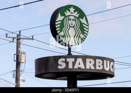 Seattle, Washington, États-Unis. 7 novembre 2025. Le logo vert Starbucks Coffee Company orne une enseigne à l'extérieur du Starbucks Center, le siège social de la société, à Seattle, Washington, États-Unis, sur Fri. 7 novembre 2025. Le logo est connu sous le nom de ''la sirène''. Cette semaine, Starbucks Workers United, le syndicat représentant les employés de Starbucks, a voté un vote de grève avec 92 % des voix favorables en raison de pratiques de travail prétendument déloyales. Si une grève se produit, le syndicat indique que les travailleurs dans pas moins de 25 villes aux États-Unis vont faire grève le 13 novembre, que la société célèbre comme la Journée de la Coupe Rouge. (Crédit image : © M. Scott Brauer/ZUMA Banque D'Images