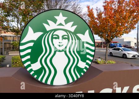 Seattle, Washington, États-Unis. 7 novembre 2025. Le logo vert Starbucks Coffee Company orne une enseigne à l'extérieur du Starbucks Center, le siège social de la société, à Seattle, Washington, États-Unis, sur Fri. 7 novembre 2025. Le logo est connu sous le nom de ''la sirène''. Cette semaine, Starbucks Workers United, le syndicat représentant les employés de Starbucks, a voté un vote de grève avec 92 % des voix favorables en raison de pratiques de travail prétendument déloyales. Si une grève se produit, le syndicat indique que les travailleurs dans pas moins de 25 villes aux États-Unis vont faire grève le 13 novembre, que la société célèbre comme la Journée de la Coupe Rouge. (Crédit image : © M. Scott Brauer/ZUMA Banque D'Images