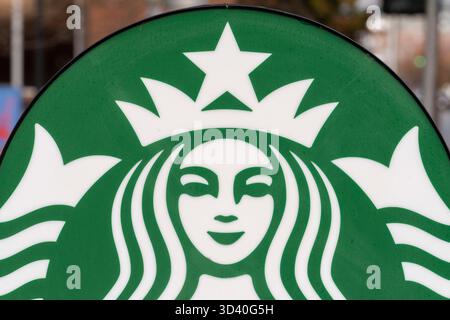 Seattle, Washington, États-Unis. 7 novembre 2025. Le logo vert Starbucks Coffee Company orne une enseigne à l'extérieur du Starbucks Center, le siège social de la société, à Seattle, Washington, États-Unis, sur Fri. 7 novembre 2025. Le logo est connu sous le nom de ''la sirène''. Cette semaine, Starbucks Workers United, le syndicat représentant les employés de Starbucks, a voté un vote de grève avec 92 % des voix favorables en raison de pratiques de travail prétendument déloyales. Si une grève se produit, le syndicat indique que les travailleurs dans pas moins de 25 villes aux États-Unis vont faire grève le 13 novembre, que la société célèbre comme la Journée de la Coupe Rouge. (Crédit image : © M. Scott Brauer/ZUMA Banque D'Images