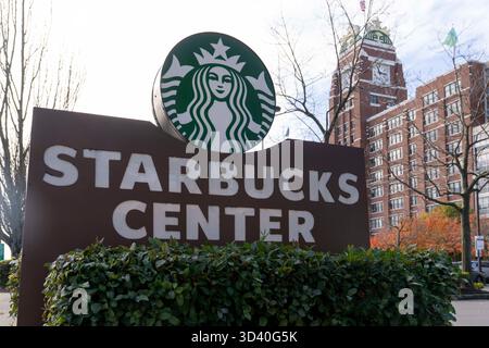 Seattle, Washington, États-Unis. 7 novembre 2025. Le logo vert Starbucks Coffee Company orne une enseigne à l'extérieur du Starbucks Center, le siège social de la société, à Seattle, Washington, États-Unis, sur Fri. 7 novembre 2025. Le logo est connu sous le nom de ''la sirène''. Cette semaine, Starbucks Workers United, le syndicat représentant les employés de Starbucks, a voté un vote de grève avec 92 % des voix favorables en raison de pratiques de travail prétendument déloyales. Si une grève se produit, le syndicat indique que les travailleurs dans pas moins de 25 villes aux États-Unis vont faire grève le 13 novembre, que la société célèbre comme la Journée de la Coupe Rouge. (Crédit image : © M. Scott Brauer/ZUMA Banque D'Images