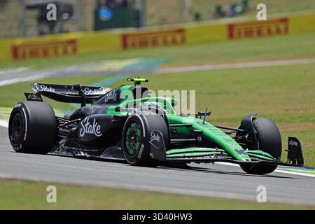 Gabriel Bortoleto (BRA) pioche l'écurie de F1 Sauber C45 Ferrari lors des essais libres du Grand Prix de F1 du Brésil à l'Autodromo Jose Carlos Pace Banque D'Images