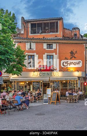 Un restaurant extérieur en trottoir à L'Isle-sur-la-Sorgue, Provence, Luberon, France, Europe. Banque D'Images